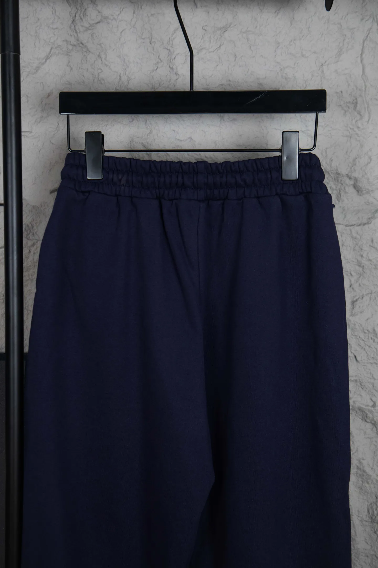 🅿️200 Style No.: M211 Ralph Lauren Ralph Lauren suit sweatpants. Pure cotton treated with anti-static technology. Does not stain dust and has no loose hair. The elastic waist is used with a drawstring. Very body-friendly. The cotton is comfortable and soft. The upper body is casual and free. Regular beveled double pockets on both sides. The white brand logo on the left trouser leg collides with the black of the trousers. Although it is small, it is quite recognizable. The brand adds a young and fashionable atmosphere to the original sense of luxury. It can be called a cold-proof weapon. A simple base layer is enough to resist the severe cold, making it more fluffy and warm. Color: Gray, Black, Navy SIZE: S-XL